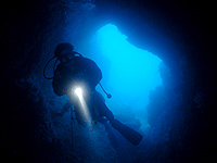 ペイマンケーヴの海の魅力は水深２０ｍの水中洞窟