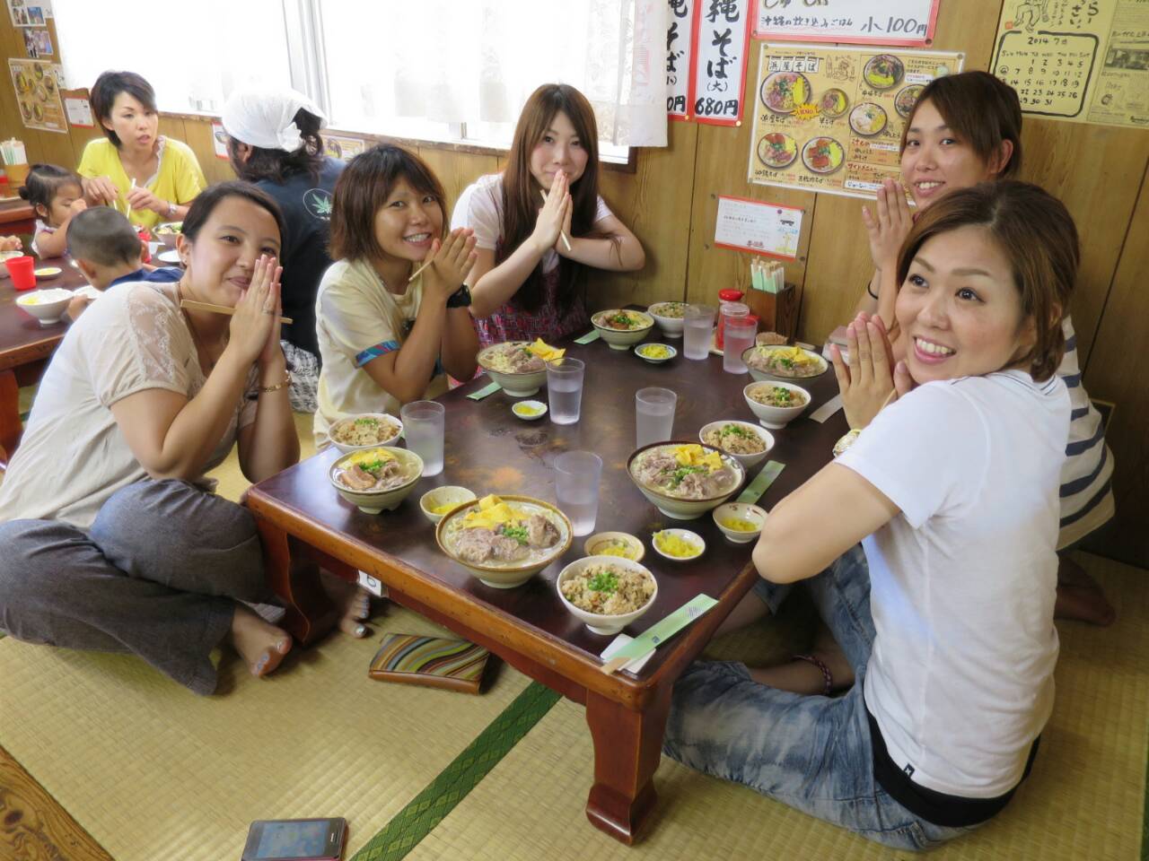 沖縄そばを食べる