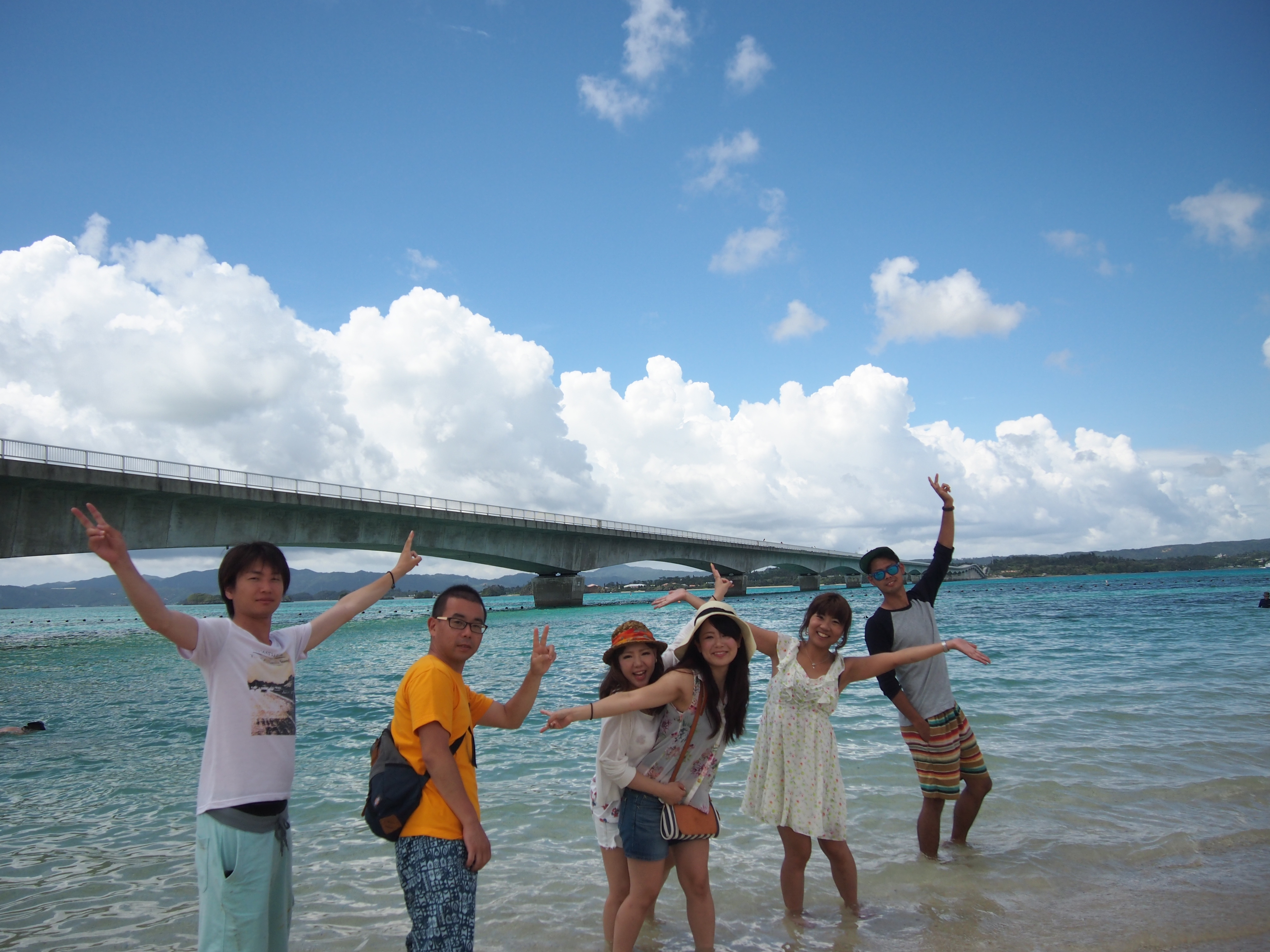 沖縄の海を背景に記念撮影