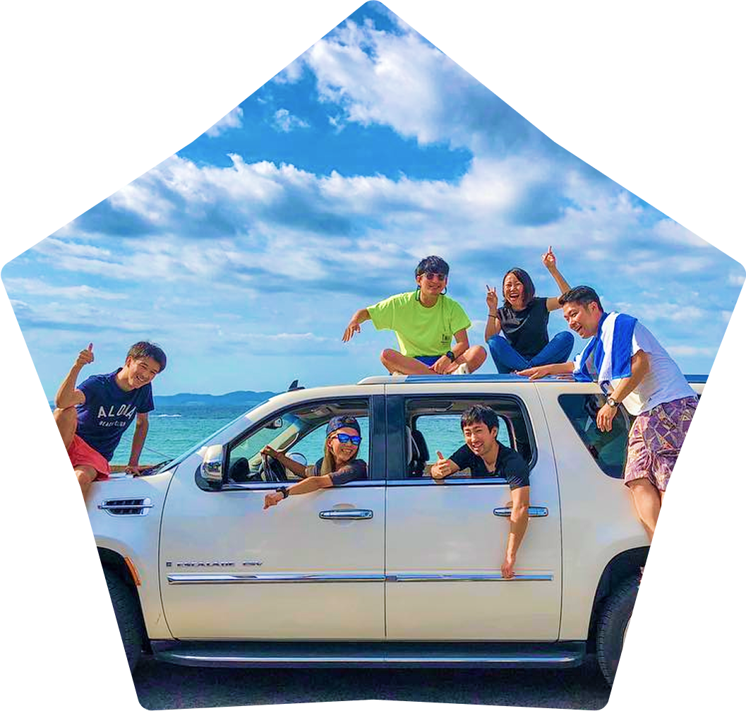 車に乗った男女